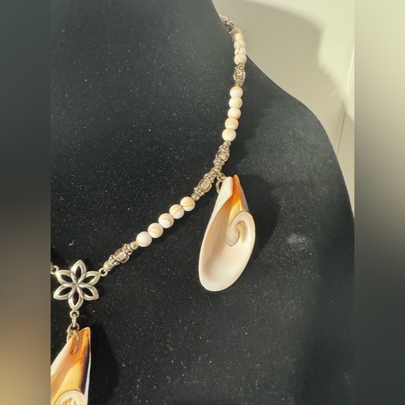 Gorgeous 16” Seashell Necklace with Clear, white and silver beads. (D-N) - Picture 4 of 6